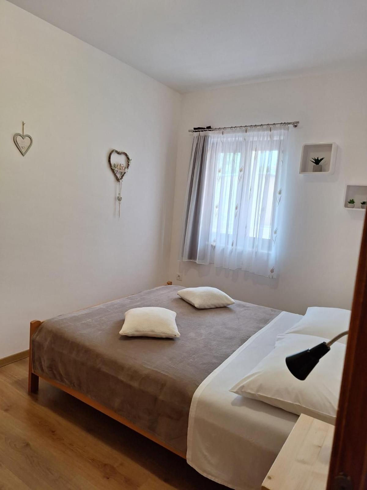 Apartman Paola Apartment Малинска Екстериор снимка